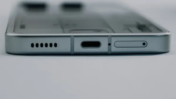 Το iPhone φορτίζει μόνο «με το ζόρι»; Θύρα φόρτισης, σκόνη, καλώδιο – με τη σειρά που τα ελέγχουμε