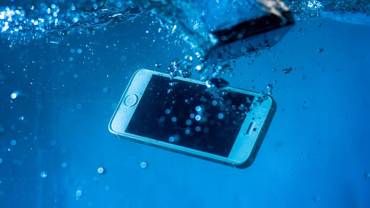 Έπεσε το iPhone στο νερό; Οι πρώτες ώρες κρίνουν τα πάντα – τι να κάνετε και τι όχι